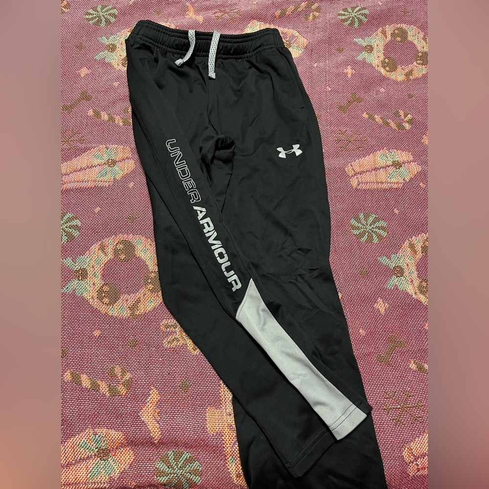 Like new! Boys Under Armour sweatpants